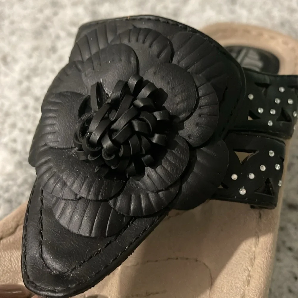 Cliffs by WHITE MOUNTAIN Black Floral Sandals - Picture 2 of 5